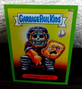 Carta adesiva Garbage Pail Kids serie 1 bordo verde "CATCHER'S MITT" #65a 2015 - Foto 1 di 1