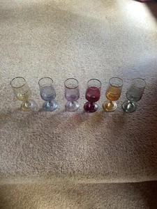 6 copas de vino pequeñas de colores coleccionables - Imagen 1 de 5