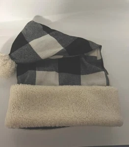 Old Navy Adult Gender-Neutral One Size Black Buffalo Plaid Flannel Santa Hat,EUC - Picture 1 of 6
