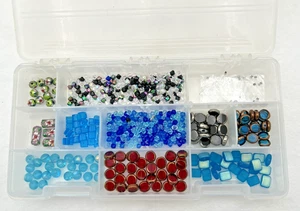 TAVOLO CECO TAGLIO FINESTRA VETRO, CLOISONNE E ALTRE PERLINE ROSSO, TURCHESE, NERO - Foto 1 di 6