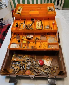 De colección Aventurero 1899 Caja de Aparejos de Pesca Domador de Lubina Lote Señuelos Cuerda Ganchos - Imagen 1 de 12