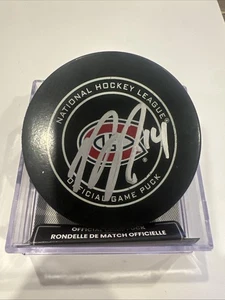 Nick Suzuki signiert Montreal Canadiens offizielles Spiel Puck Auto - Bild 1 von 3