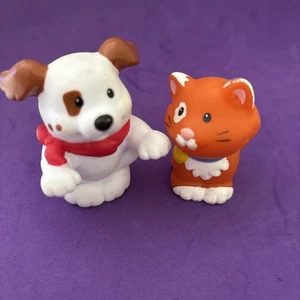 Fisher Price Little People Tierfiguren Welpe rot Halsband gepunktet mit Kätzchen - Bild 1 von 5