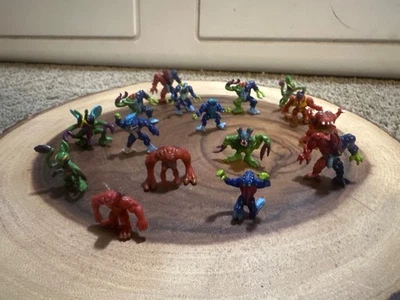 Juego Retro de 16 Mini Figuras Coleccionables Puñado de Aliens 1997 Foto 1 de 4
