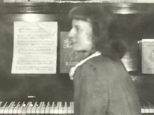 O9 Photograph Profile Woman Turning Head In Front Of Piano 1940-50's - Picture 1 of 3