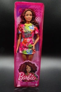 Muñeca Fashionista Mattel Barbie Ondulada Pelo Marrón con Vestido "Buenas Vibraciones" #201 Nueva - Imagen 1 de 20