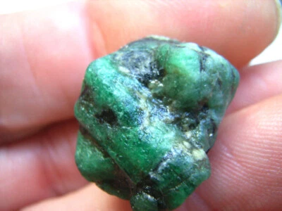 Intensiv farbener SMARAGD Kristall mit Kristallflächen aus Simbabwe - Bild 1 von 4