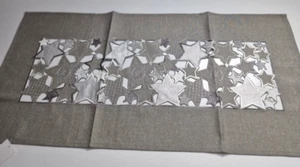 Festliche Tischläufer Weihnachten ca. 40 x 85 cm hellgrau-silber Sterne NEU - Bild 1 von 4