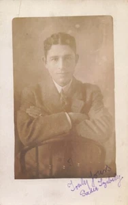 Foto postal Sadir Lyilesly (sp?) Firmado a P.C. Silla de hombre turco Booger - Imagen 1 de 2