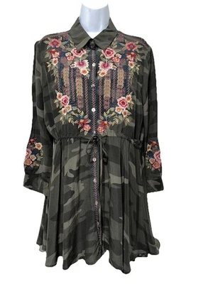 Johnny Was Workshop 女式迷彩刺绣轮胎手帕丝绸上衣,尺寸 Sm — 第 1/4 张图片