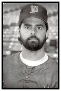 Rick Aguilera (1989) Minnesota Twins Vintage Baseball Postcard PCMT - Picture 1 of 2