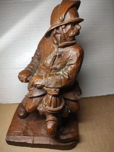Estatua de bombero Red Mill 9" con boca de madera - Imagen 1 de 5