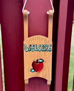 Letrero de bienvenida de madera Country Apples colgador de puerta de colección pintado a mano firmado por artista - Imagen 1 de 5