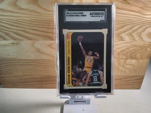 1986 pegatina Fleer #1 Kareem Abdul-Jabbar SGC auténtica - Imagen 1 de 2