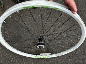 Rueda delantera de bicicleta, QR, blanca, Schrader V/v - 26 pulgadas - aleación - Imagen 1 de 2