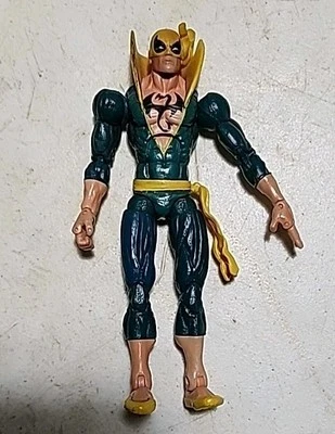 Figura de acción Toy Biz Iron Fist Apocalypse Series 6" de Marvel Legends Foto 1 de 2