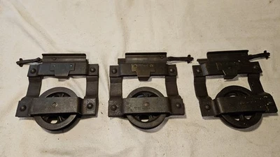 Richards-Wilcox Mfg. Par de colgadores de polea de rueda redonda de hierro fundido para puerta de bolsillo Co. Foto 1 de 4