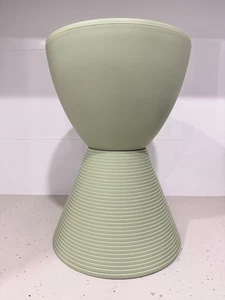 Taburete Prince AHA de Philippe Starck para Kartell en verde hinojo, NUEVO PRECIO DE VENTA SUGERIDO POR EL FABRICANTE $240 - Imagen 1 de 3
