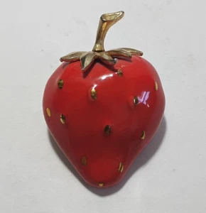 Spilla frutta fragola vintage spilla bavero resina con smalto rosso tono oro stelo semi - Foto 1 di 6