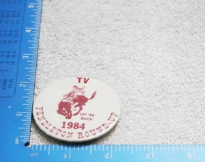 Pendleton Vintage 2-3/8" Diámetro 1984 Redondeado "TV" Pinback Botón - Imagen 1 de 2