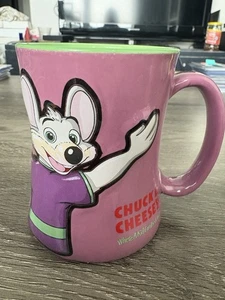 Taza de café 3D púrpura y verde coleccionable Chuck E. Cheese’s - Imagen 1 de 4