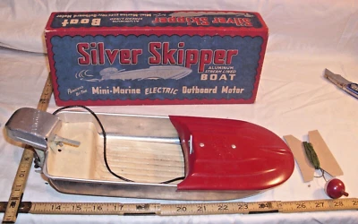 SILVER SKIPPER ALUMINUM BOAT WITH EVINRUDE OUTBOARD MODEL TOY 1950s REEVES BOXED - Image 1 of 4