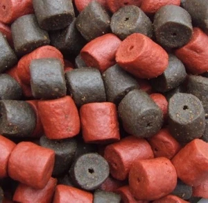 PRE-DRILLED HALIBUT PELLETS 8MM MIXED RED AND BLACK 80G SESSION PACK - Picture 1 of 1