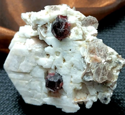 Granates de espesartita sobre feldespato con moscovita - Pakistán Foto 1 de 4