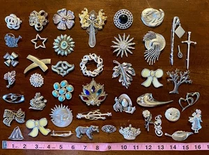 RIESIGES KONVOLUT Vintage Broschen Anstecknadeln silberfarben teils signiert Strass Emaille Nachlass - Bild 1 von 15