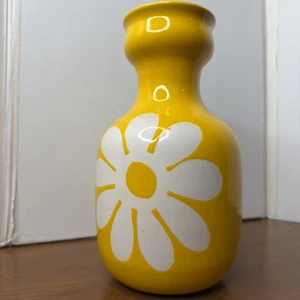 MC Hand Thrown Italian Ceramic Flower Yellow Vase by Berkeley House - Picture 1 of 24