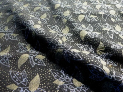 Piel de Cordero Gamuza Piel Metálica Brillo Estilizado Estampado Floral en Negro Foto 1 de 4