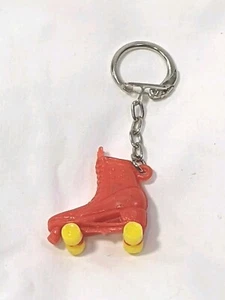 Vintage Schlüsselanhänger Rollschuh Schlittschuh rot Kunststoff gelb Rollen 70er Jahre - Bild 1 von 5