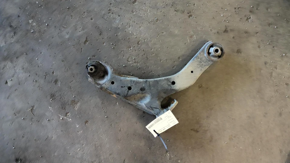 Brazo de control inferior delantero derecho usado delantero se adapta a: Kia Spectra 2009 2,0 L 4 cilindros Foto 1 de 4