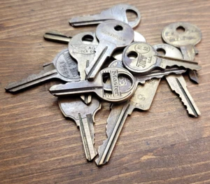 Lot of 12 Vintage Brass Keys Arco Master American Chicago National Jet & misc - Picture 1 of 18