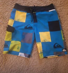 Pantalones Cortos de Tablero Quiksilver Para Hombre Azul Amarillo Negro y Muchos Más Colores Usados en Excelente Condición - Imagen 1 de 6