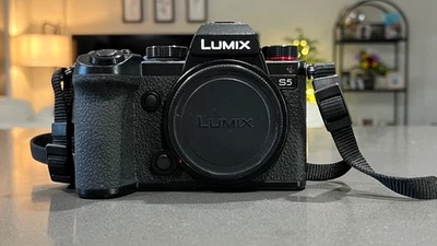 Panasonic LUMIX S5 Mirrorless Camera (Body Only) + x2 256GB SD Cards - Image 1 of 4