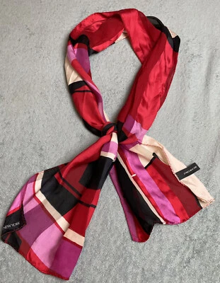 Bufanda de seda Jones New York roja negra rosa geométrica  Foto 1 de 4