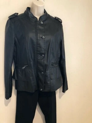 Chaqueta Brave Soul Negra Imitación Cuero Estilo Militar Detalle Volantes Talla Mediana Usada en Excelente Condición  Foto 1 de 4