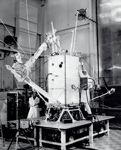 1964 Wire Photo Tech Workers prep Orbiting Geophysical Observatory Spacecraft - Picture 1 of 2