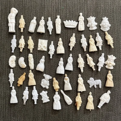 Lote De 49 Frijoles Plásticos Miniatura Galette Topper Pastel Feve Vintage Francés Gente Foto 1 de 4