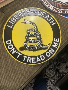 Letrero de metal de novedad circular redondo Dont Tread On Me 12" decoración de pared de garaje para el hogar - Imagen 1 de 1