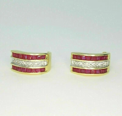Aretes tipo argolla Huggie de diamantes y rubí rojo natural corte princesa oro amarillo de 14 k Foto 1 de 4