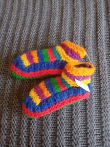 Botines de bebé multicolores tejidos a mano. Lana polar forrada. - Imagen 1 de 1