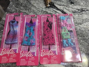 3 Vestidos y Accesorios BARBIE FASHIONISTAS Nuevos en Paquetes - Imagen 1 de 5