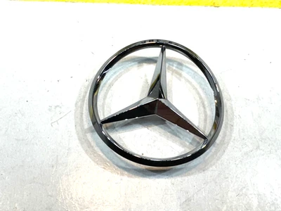 Maletero trasero genuino Mercedes W219 04-09 CLS500 PLATEADO plástico cromado OEM 1 estrella Foto 1 de 4
