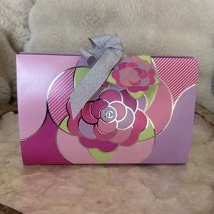 SPLENDIDO sacchetto regalo grande Chanel con nastro argento fantasia camelia rosa/lilla - Foto 1 di 5