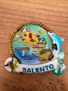 CALAMITE DAL MONDO ITALIA PUGLIA SALENTO COSTA DELFINO MAGNETI SOUVENIR - Picture 1 of 1