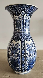 Vaso in porcellana bianca e blu tema floreale Anni 60 stile vintage - Picture 1 of 8