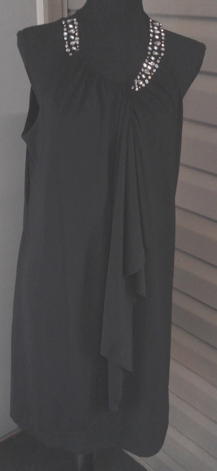 VESTIDO HAANI PEQUEÑO NEGRO CON CUELLO JOYA TALLA X GRANDE Foto 1 de 4