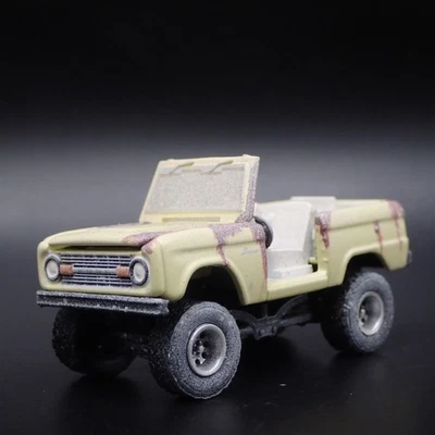 1967 67 FORD BRONCO 4X4 fuori Strada Fienile Trovare 1:64 Diorama Scala Diecast - Immagine 1 di 4